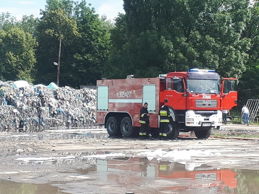 Skawina. Strażacy dogaszają wielki pożar składowiska odpadów [ZDJĘCIA]