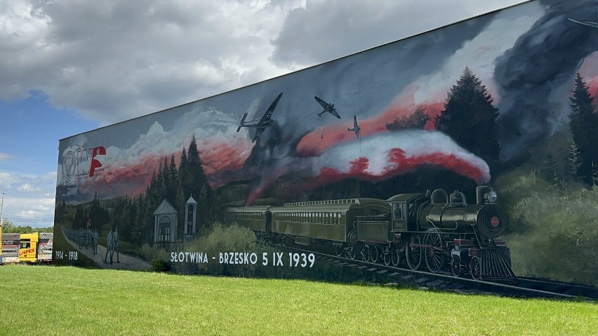 Mural patriotyczny w Brzesku-Słotwinie