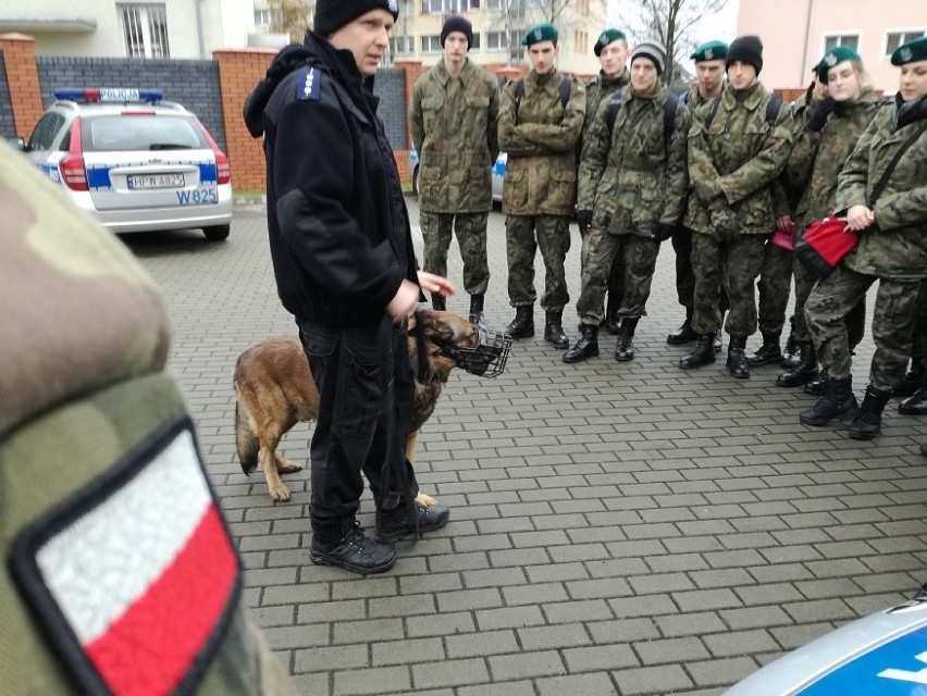 Policja Stargard: Licealiści poznali policyjny sprzęt i psy służbowe