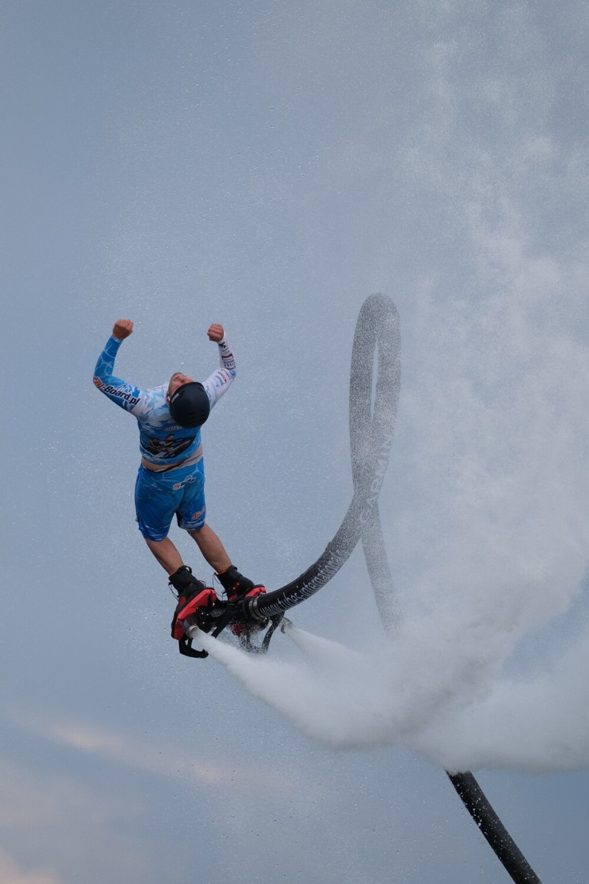 Pierwszy w Polsce pokaz flyboardingu na basenie publicznym atrakcją otwarcia Term w Uniejowie. Kiedy do obejrzenia? (zdjęcia)