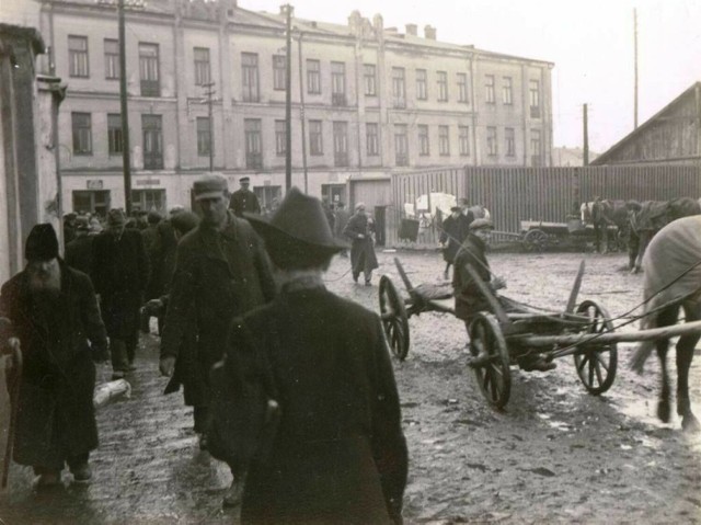 Starowarszawskie Przedmieście - tej ulicy nie ma już na mapie Kielc. Gdzie się znajdowała? Jak wyglądała? Poznajcie jej historię na archiwalnych zdjęciach. 

Na zdjęciu: Lata 1930-1945 - wlot nieistniejącej już ulicy Starowarszawskie Przedmieście do ulicy Piotrkowskiej.

>>>ZOBACZ WIĘCEJ NA KOLEJNYCH SLAJDACH