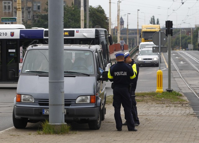 Ośmiu kierowców dostało dzisiaj mandaty bo postanowili skrócić ...