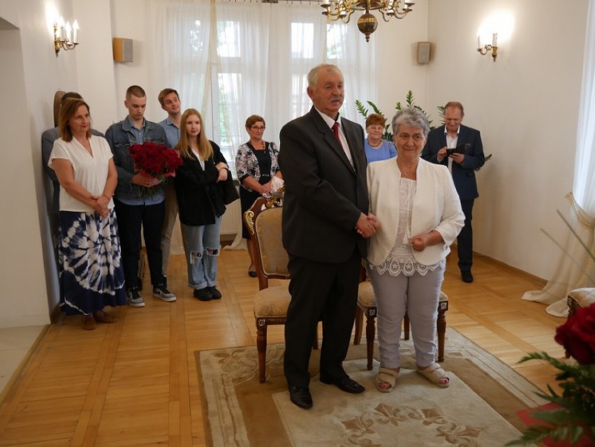 Państwo Janina i Janusz Ziółkowscy w otoczeniu najbliższych...