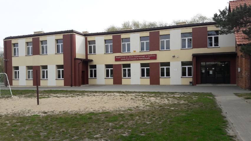 Rodzice dzieci walczą o utrzymanie szkoły w Pieniążkowie w gminie Gniew ZDJĘCIA