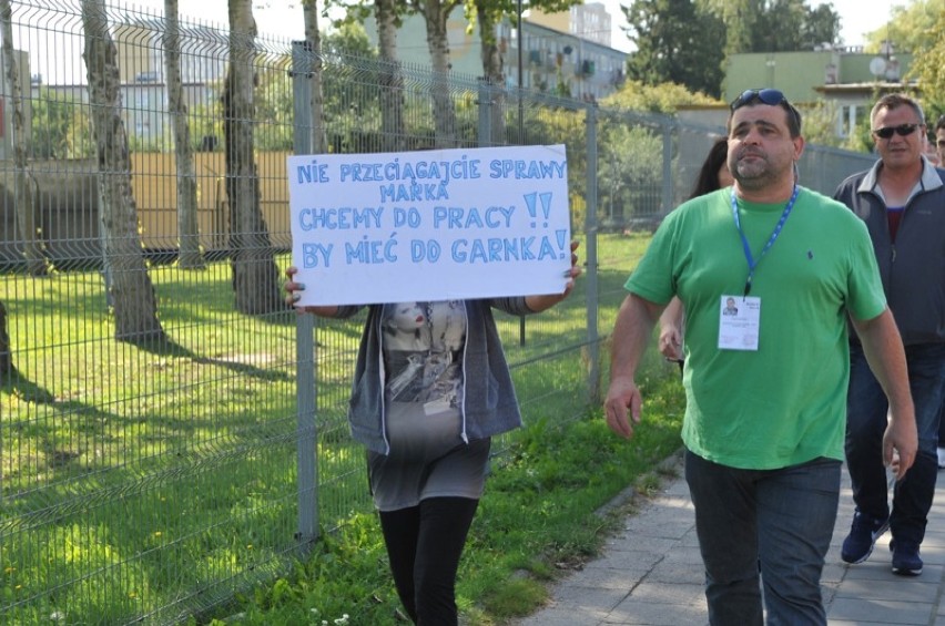 Pikieta robotników z Anglii przed słupską prokuraturą - FOTO