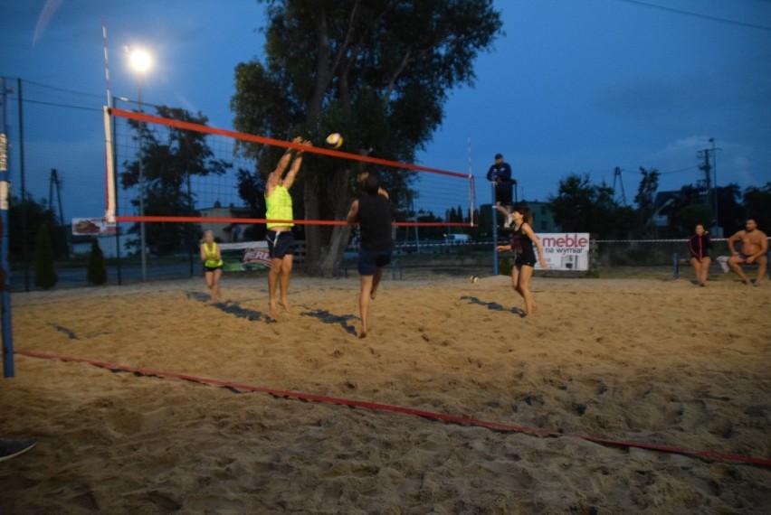 Nocny Turniej Siatkówki Plażowej w Żydowie odbywa się trzeci rok z rzędu