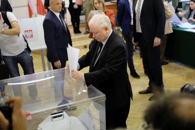 Jarosław Kaczyński oddający głos w wyborach