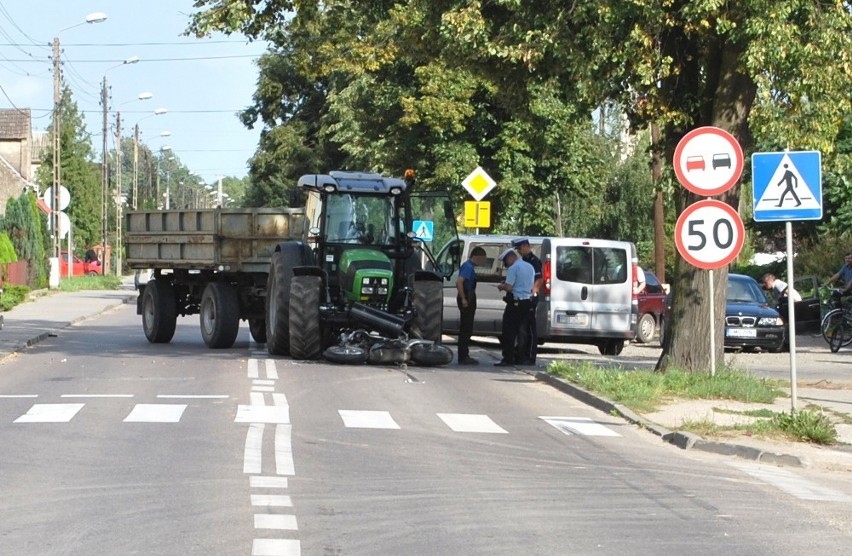 Wypadek w Mogilnie. Motocyklista wjechał w traktor [ZDJĘCIA]