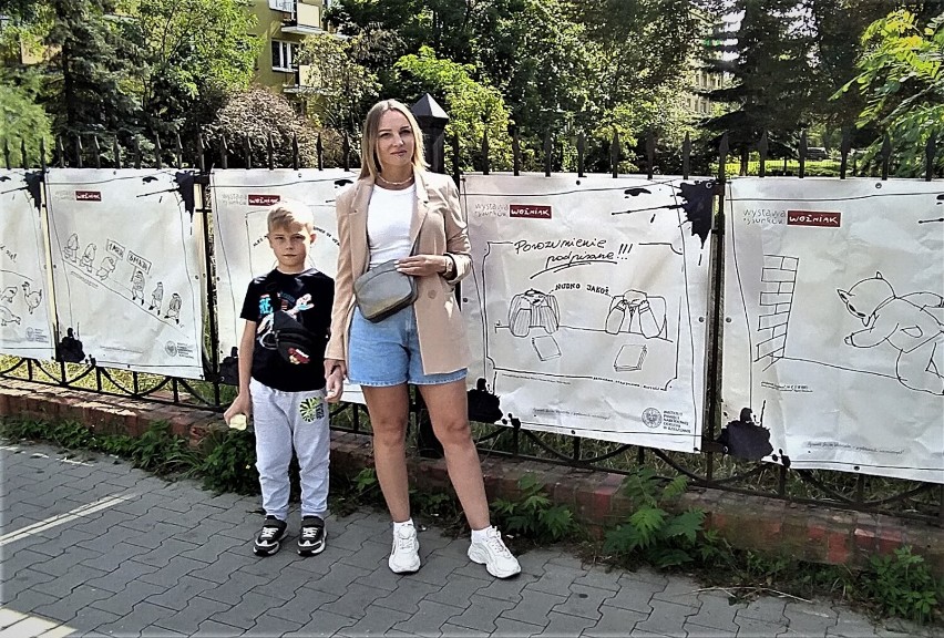 Satyryczne plansze z Polski Ludowej na ogrodzeniu biblioteki w Lesznie. Rysunki Jacka Woźniaka można oglądać do końca października ZDJĘCIA