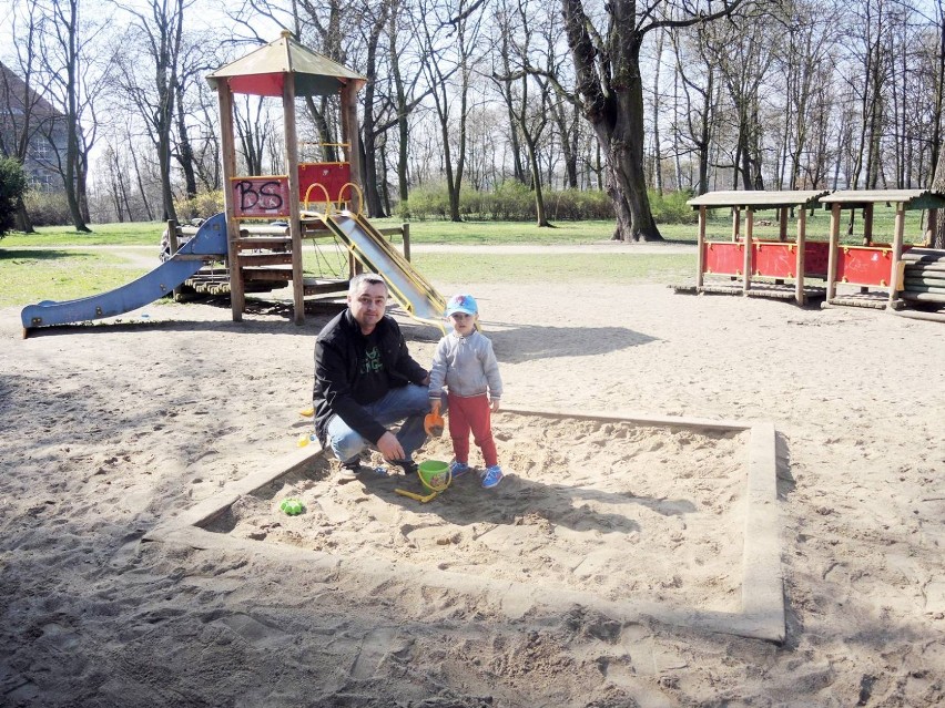 Radosław Karpiński na plac zabaw w Parku 3 Maja przychodzi z...