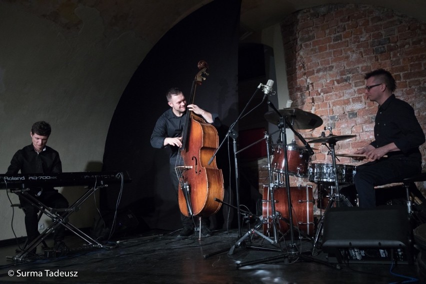 Jazzowy wieczór w Piwnicy TPS. Koncert na zaproszenie Stargardzkiej Izby Gospodarczej w obiektywie Tadeusza Surmy 