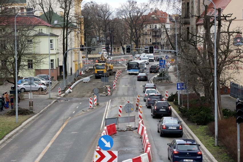 Trwa przebudowa placu Słowiańskiego w Legnicy. Są utrudnienia w ruchu, zobaczcie aktualne zdjęcia