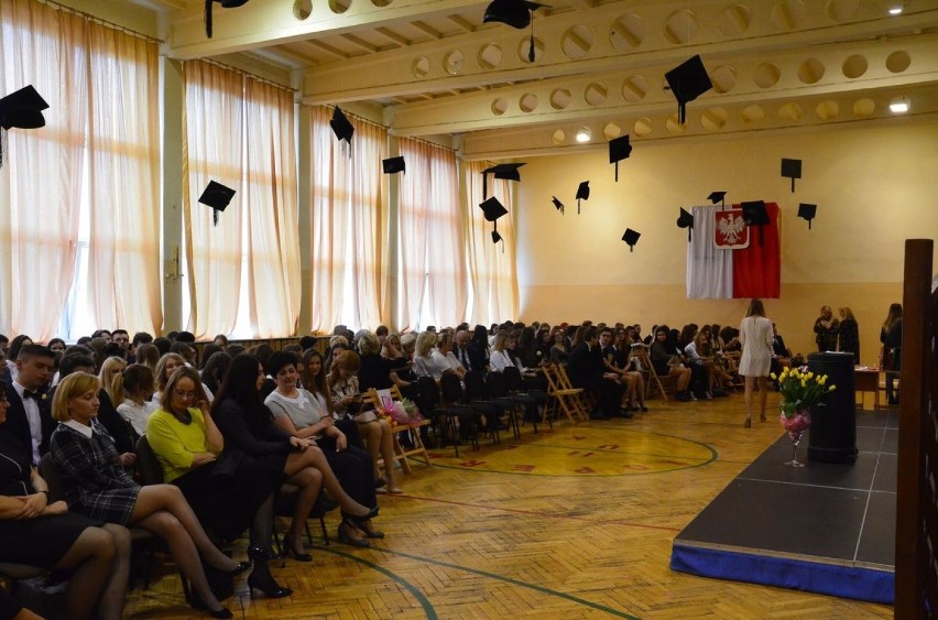 Zakończenie roku szkolnego 2016/17 maturzystów w II LO we Włocławku [zdjęcia]