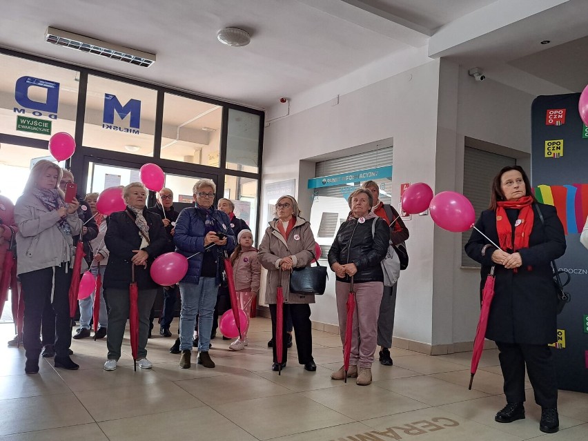 Marsz Różowej Wstążki przeszedł ulicami Opoczna. Mieszkanki regionu zachęcały do badań ZDJĘCIA