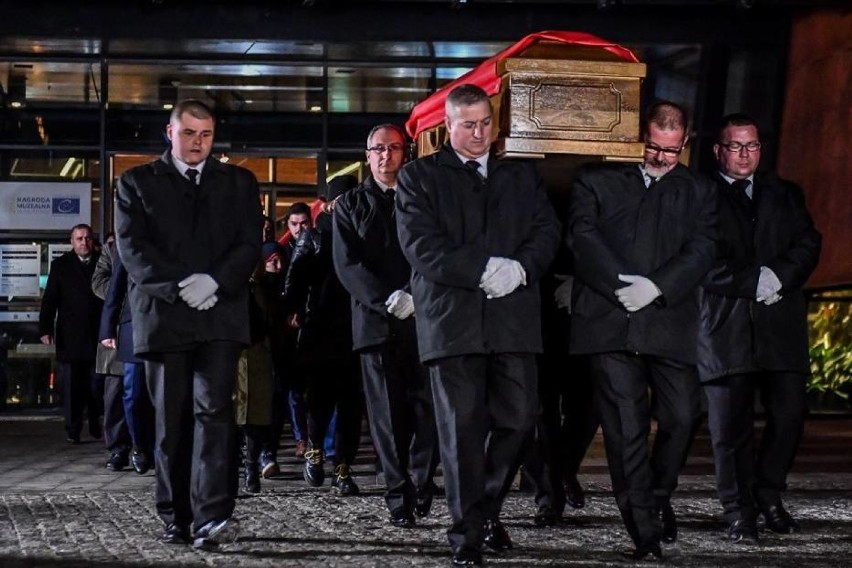 Pogrzeb Pawła Adamowicza. Tłumy żegnają prezydenta 