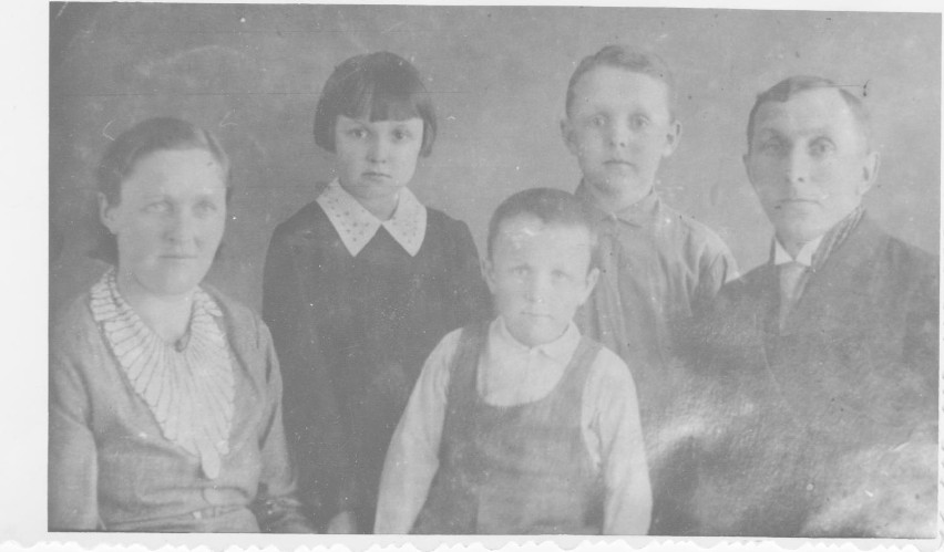 Rosja, rok 1940 - rodzina Kicińskich, od lewej mama Malwina,...