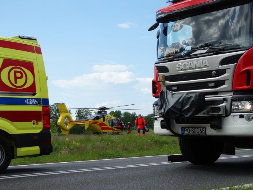 Wypadek pod Nowym Tomyślem. Lądował śmigłowiec LPR [ZDJĘCIA]