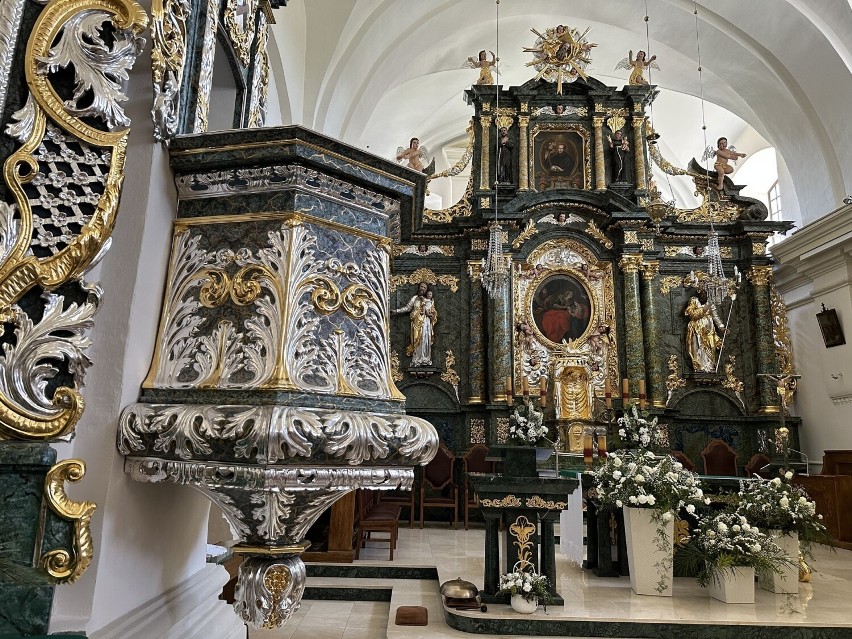 Ołtarz główny z obrazem św. Anny po odrestaurowaniu...