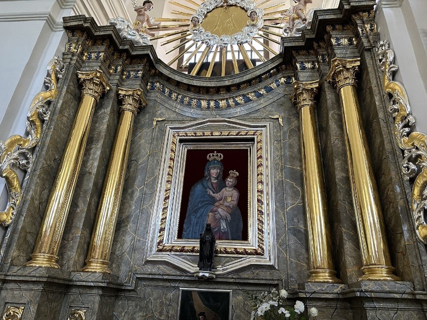 Ołtarz główny z obrazem św. Anny po odrestaurowaniu...