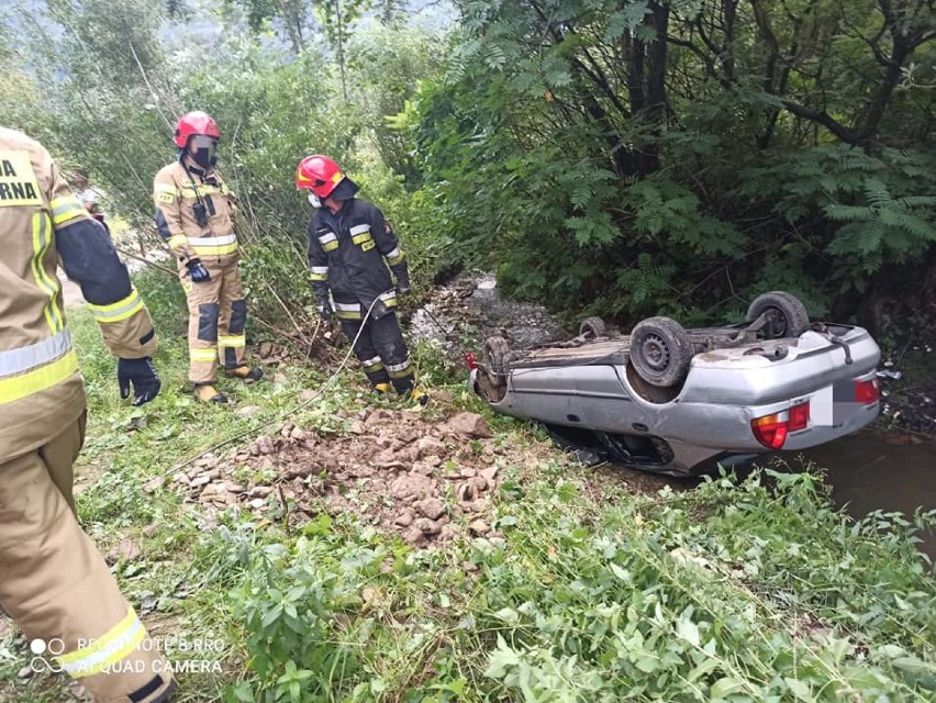 Maszkowice. Samochód dachował w potoku. Wyciągnęli go strażacy