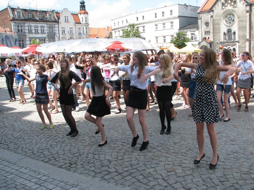 Taneczny flash mob na rynku w Tarnowskich Górach [ZDJĘCIA+FILM]