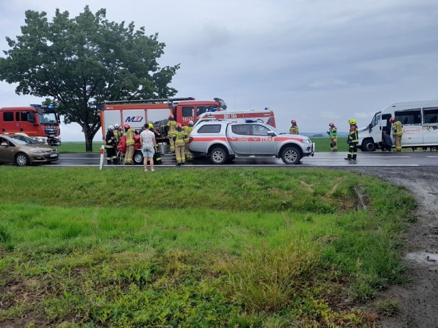 Wypadek busa, którym jechały dzieci z Drobnina w gminie Krzemieniowo. Pod Braszowicami w ich auto uderzyła przyczepa ciężarówki ZDJĘCIA
