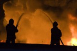 Pożar zakładu stolarskiego w Głuszynie w powiecie namysłowskim. Z ogniem walczy 26 jednostek straży pożarnej!
