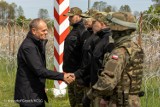 Premier RP Donald Tusk na polsko-białoruskiej granicy. Spotkał się z żołnierzami i funkcjonariuszami