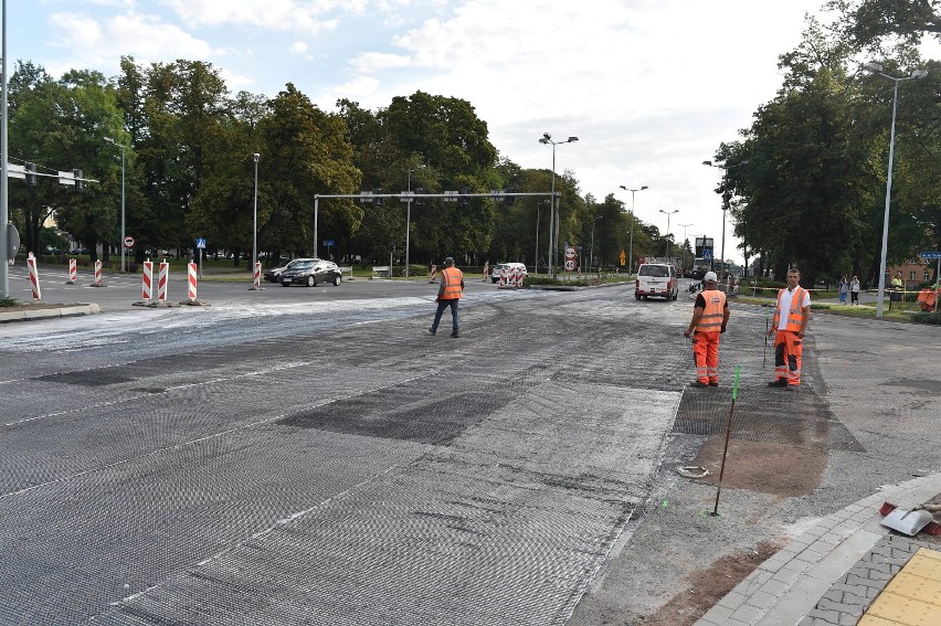 Kładą już asfalt na skrzyżowaniu Korcza - Jana Pawła II. Od przyszłego tygodnia zamkną drugi pas [ZDJĘCIA]