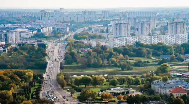 Aktualnie średnia cena mieszkania w Poznaniu wynosi 10 147 zł za metr kwadratowy. W porównaniu z danymi za kwiecień 2024 roku oznacza to wzrost o 34 zł. Gdzie jest najdrożej? Tu mieszkają prawdziwi krezusi. Sprawdź najnowszy ranking ---->
