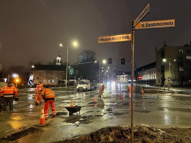 Drogowcy łatają dziury w Kielcach także w nocy i od dzisiaj także bardziej skutecznie.