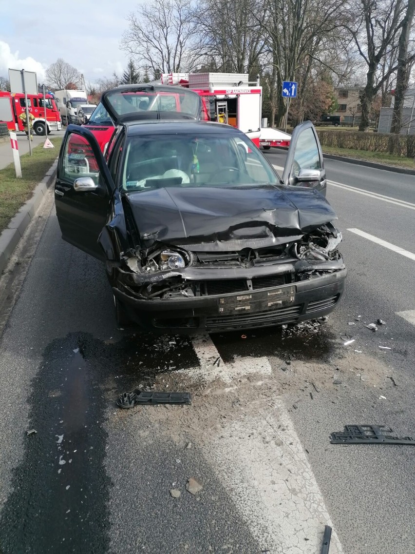 W Rakoniewicach samochód osobowy zderzył się z ciężarówką