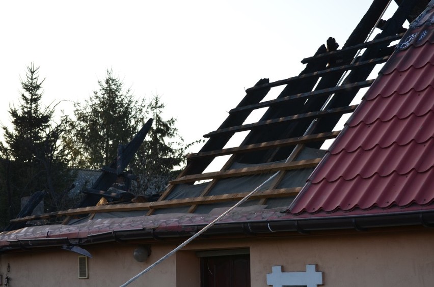 Pożar domu w Retkowie. Spaliła się większa część dachu. ZDJĘCIA/FILM