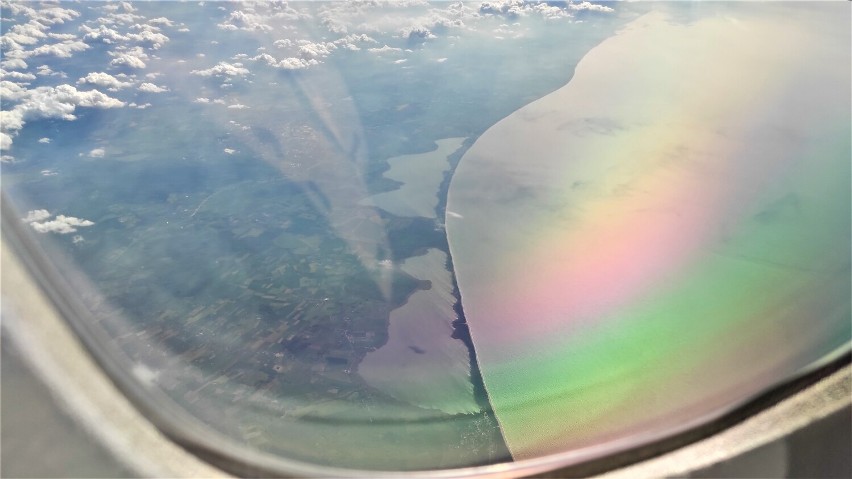 Dąbki i jezioro Bukowo widziane z okna samolotu przez podróżnych [zdjęcia]
