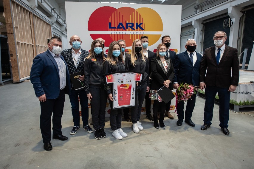 Darłowska firma LARK będzie wspierać zawodowe kolarki 
