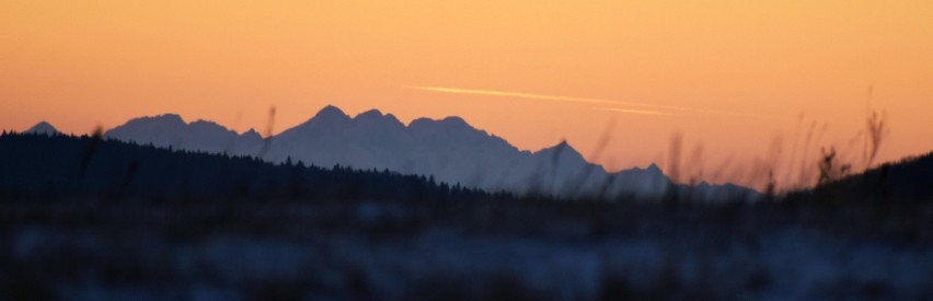 Zachód słońca z Przymiarek w Beskidzie Niskim z widokiem na Tatry [ZDJĘCIA]