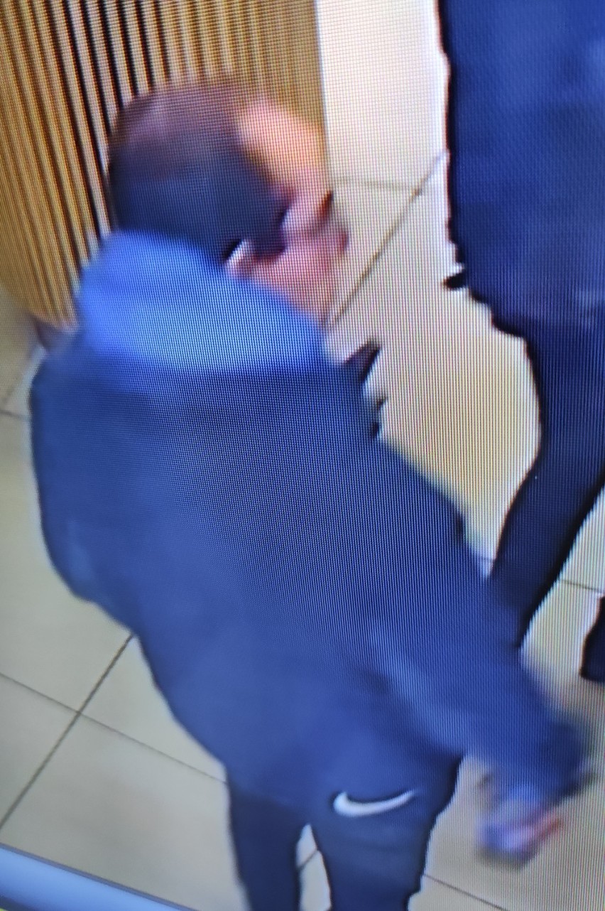 Policja z Bydgoszczy poszukuje tego mężczyznę w sprawie kradzieży portfela i wykorzystania cudzej karty bankomatowej