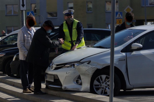 Kalisz: Na ulicy Serbinowskiej 72-latek rozbił pięć samochodów