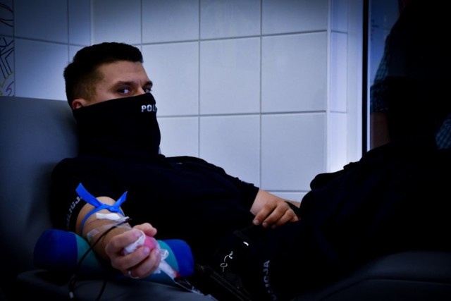 Policjanci ozdrowieńcy z województwa podlaskiego oddali osocze dla chorych na koronawirusa