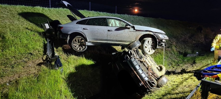 Wieczorny wypadek na S3. Lexus wpadł do rowu, najechał na niego volkswagen, który przewrócił go na bok. Kierowca lexusa trafił do szpitala