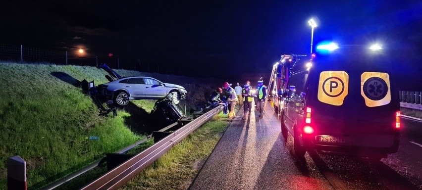 Wieczorny wypadek na S3. Lexus wpadł do rowu, najechał na niego volkswagen, który przewrócił go na bok. Kierowca lexusa trafił do szpitala