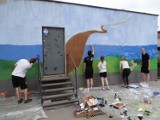 Uczniowie „ekonomika” malują mural na stulecie Zespołu Szkół Ekonomicznych w Radomsku. ZDJĘCIA