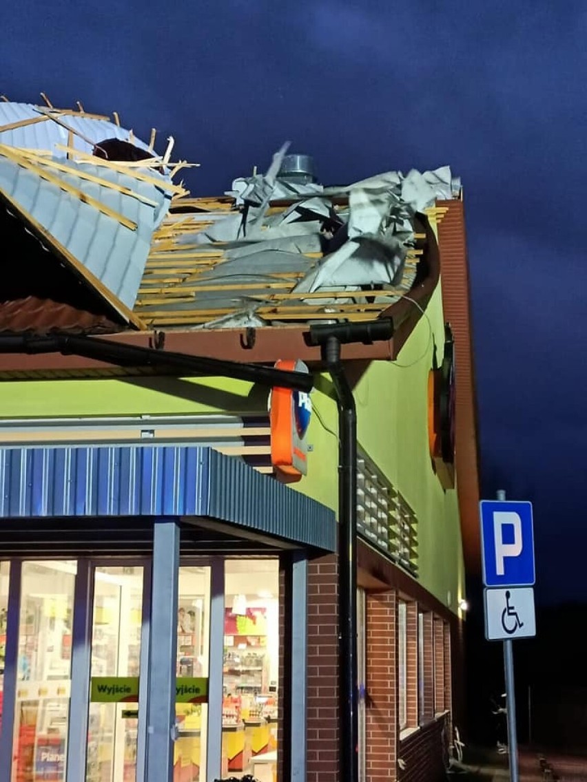Uszkodzony dach sklepu Biedronka w Świebodzinie.