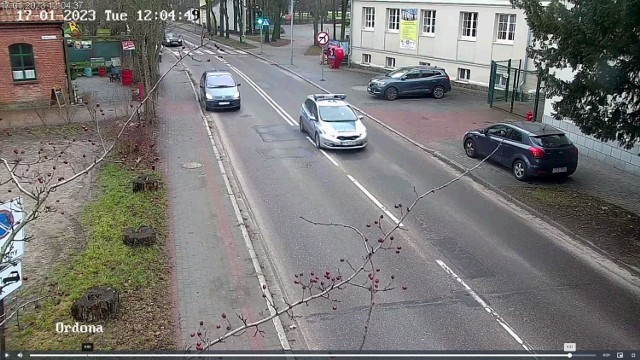 Obrazy z monitoringu miejskiego pokazujące szybką jazdę radiowozu z rannym