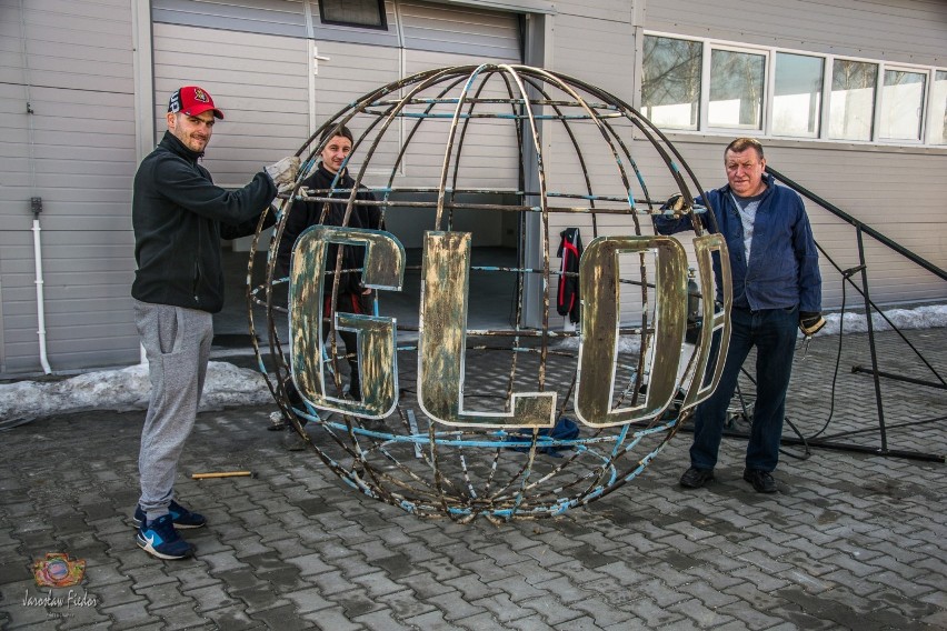 Hotel „Glob” znika, ale jego symbol pozostanie w mieście. Grupa zapaleńców zatroszczyła się o jedną z rzeźb