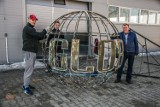Hotel „Glob” znika, ale jego symbol pozostanie w mieście. Grupa zapaleńców zatroszczyła się o jedną z rzeźb