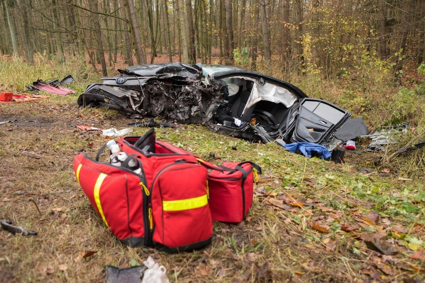 Śmiertelny Wypadek pod Piłą. Na trasie do Grabówna zginął 74-latek, a 28-latka zabrał śmigłowiec LPR. Są też inni poszkodowani