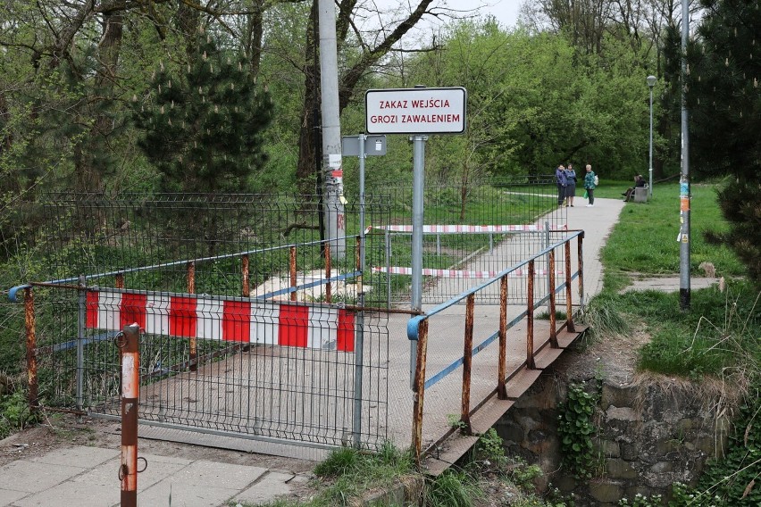 Kraków. Absurd w Borku Fałęckim. Mieszkańcy jak kaskaderzy chodzą po zamkniętym moście. Kto zatarasował przeprawę?