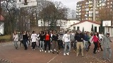 Flash mob w Dąbrowie Górniczej. Licealiści tańczyli &quot;Move Your Body&quot; Beyonce