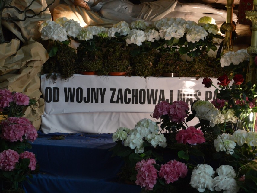 Wielkanoc (2022) w Rawiczu. Wymowne Groby Pańskie w rawickich parafiach - niosą przekaz pokoju na świcie [ZDJĘCIA]